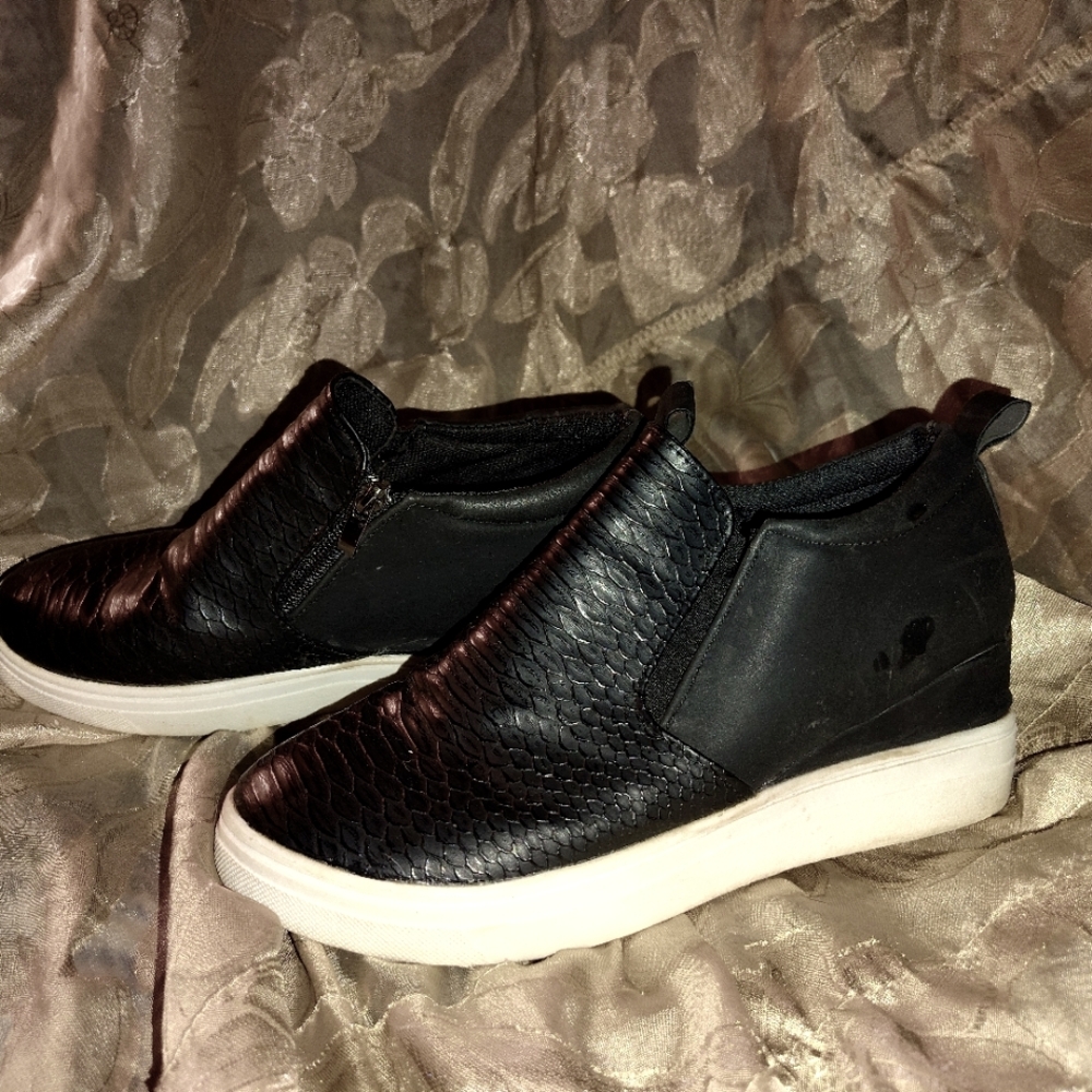 Black hidden wedges shoes